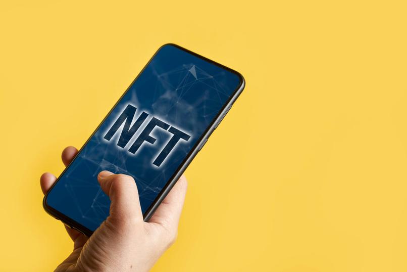 móvil mostrando la palabra nft