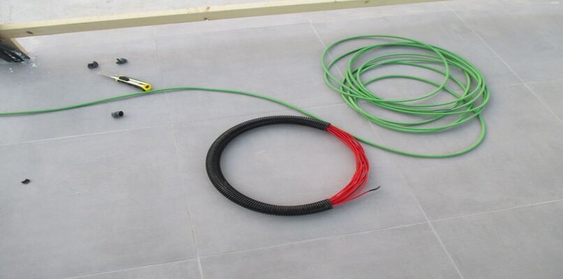 guia pasacables siendo empleado