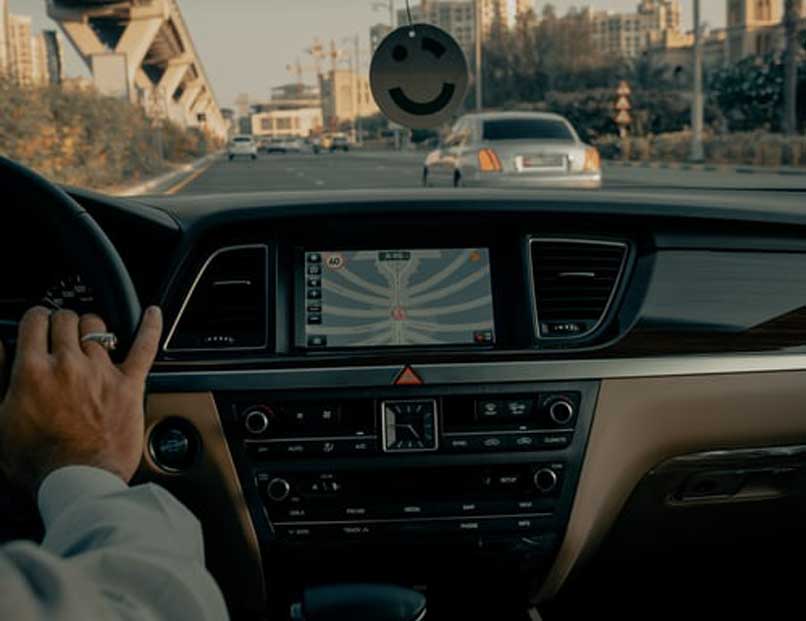 conduciendo coche mirando mapa