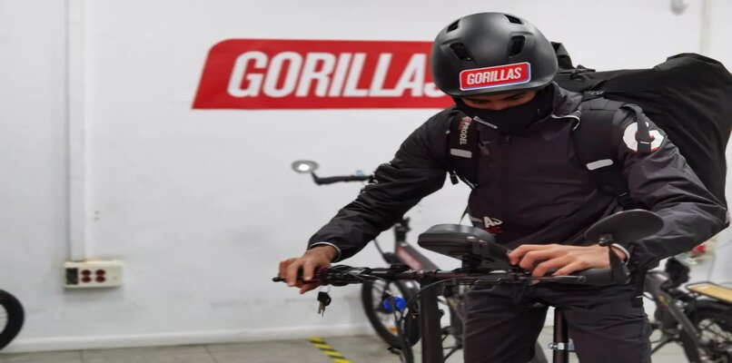 empleado de gorillas en una bicicleta