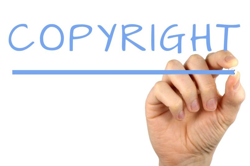 persona escribiendo la palabra copyright