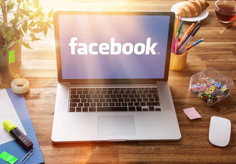 red social facebook en laptop