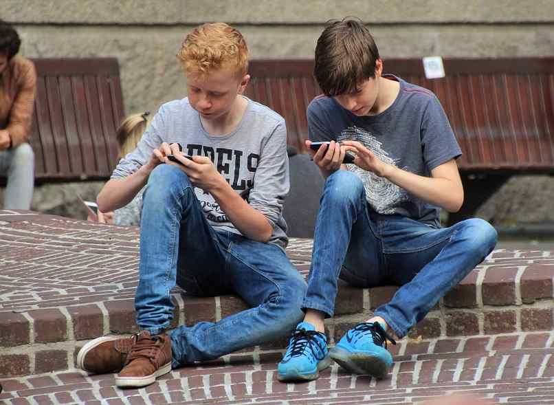 jovenes usando celulares