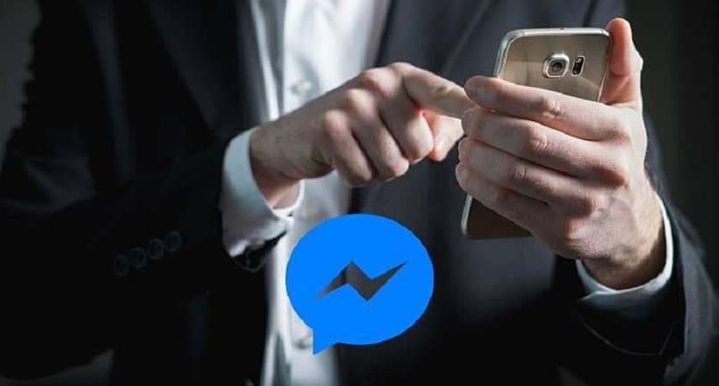icono de facebook messenger persona utilizando smartphone