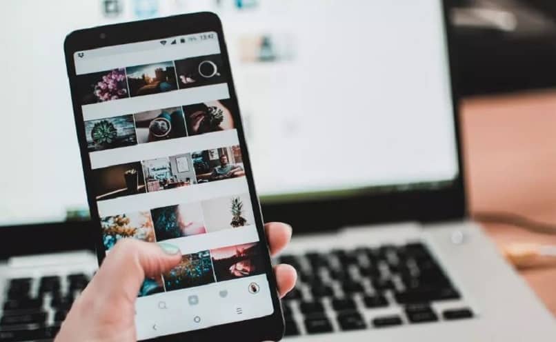 red social de instagram en smartphone y laptop
