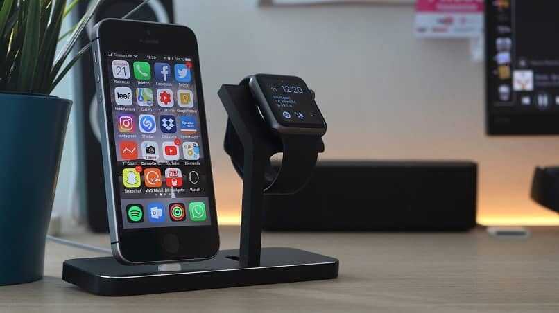 dispositivo movil iphone y reloj de apple