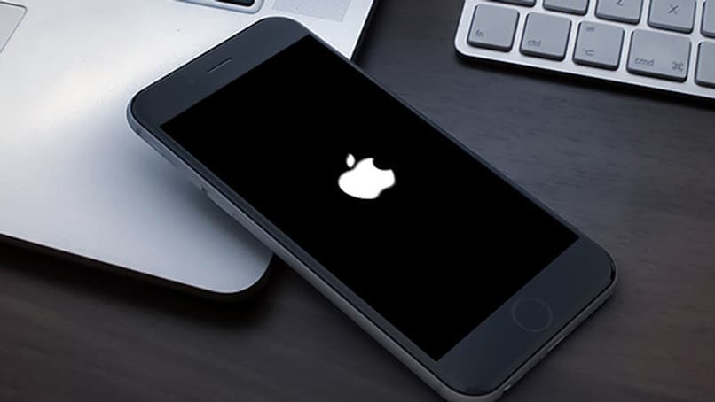 iphone en una mesa con el logo de apple