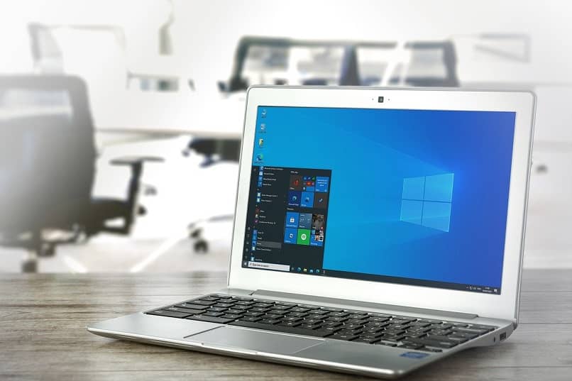 laptop en escritorio con windows 10