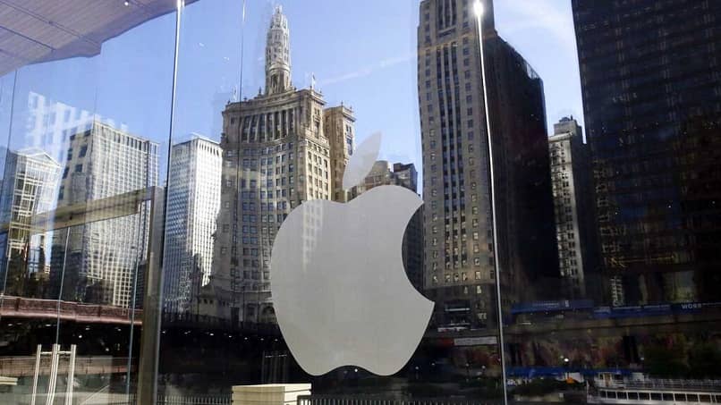 logo de apple en un vidrio
