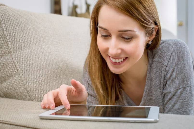 mujer usando amazon kindle en su tablet