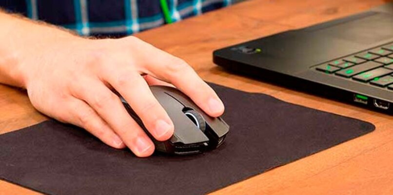 mouse siendo usado por una persona