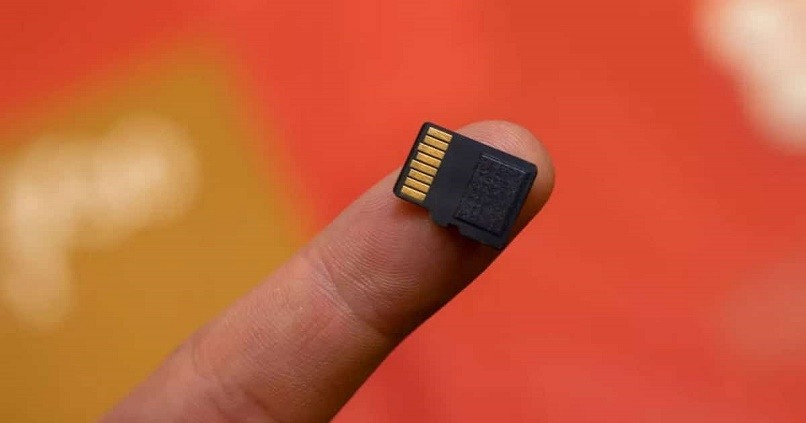 tarjeta micro sd en el dedo