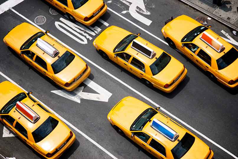 taxi amarillo en la calle