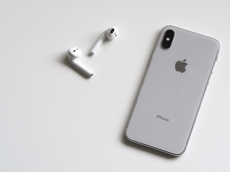 movil iphone con airpods
