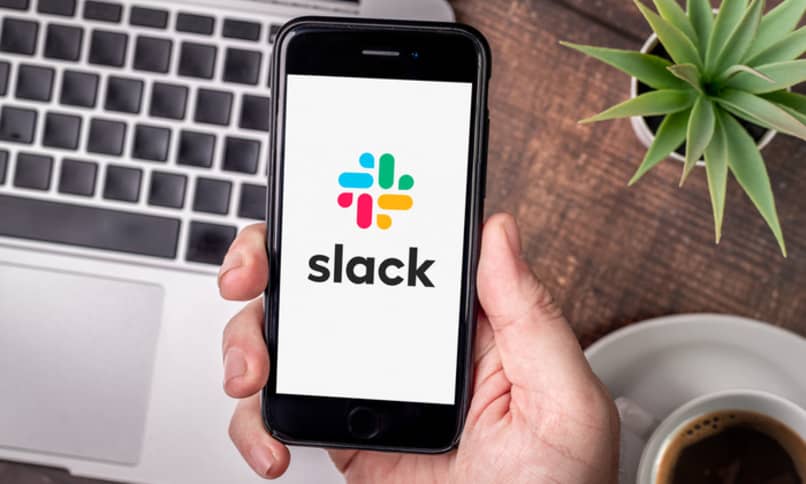 logo oficial de slack en telefono