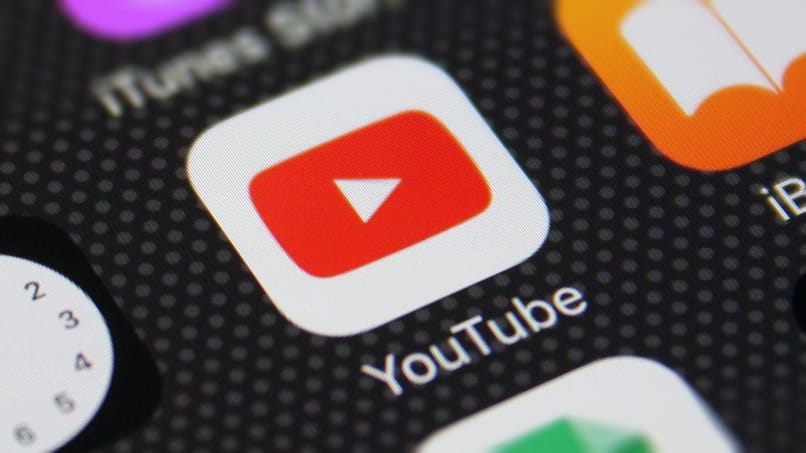 elimina las suscripciones de los canales de youtube ingresando a un video y despues anula la suscripcion